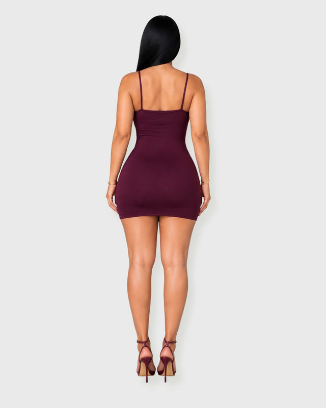 MERLOT RUCHED MINI DRESS - vista posterior