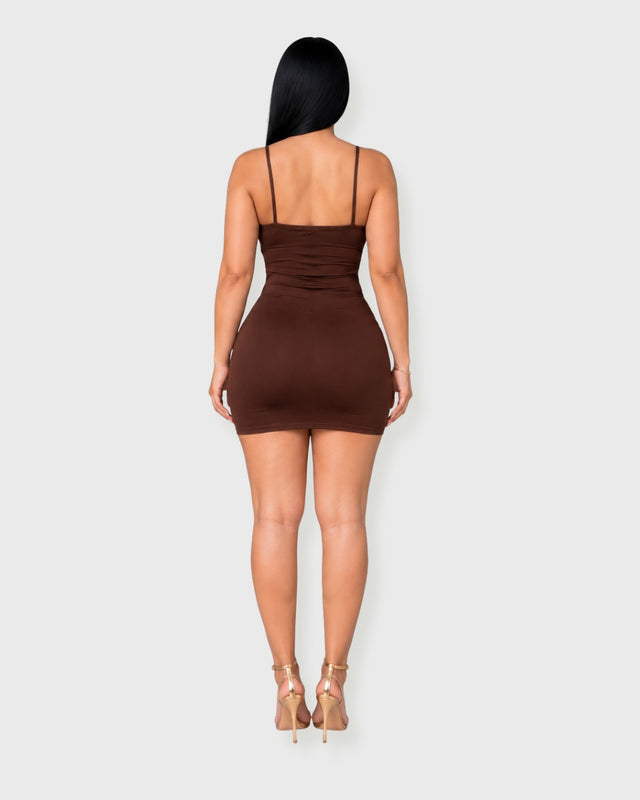 MOCHA RUCHED MINI DRESS - vista posterior