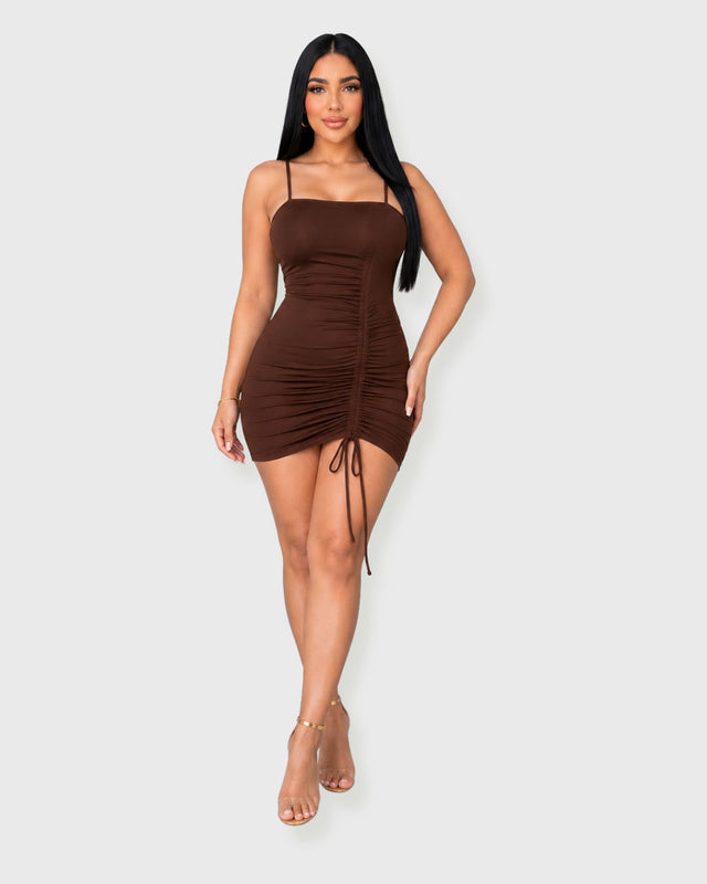 MOCHA RUCHED MINI DRESS - vista frontal